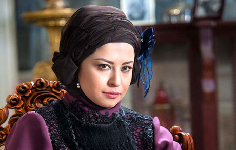 خانواده‌ای ثروتمند با پوششی عجیب در یک سریال لاکچری