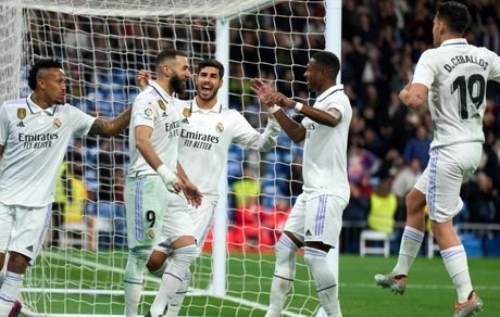 رئال مادرید با گل باران قعرنشین لالیگا اختلافش را با بارسا کمتر کرد / بنزما از رائول گذشت