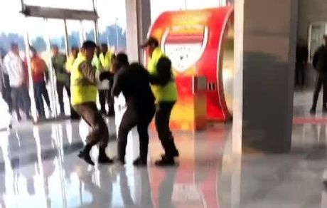 خبرنگاران را به بازی فولاد و پرسپولیس راه ندادند!