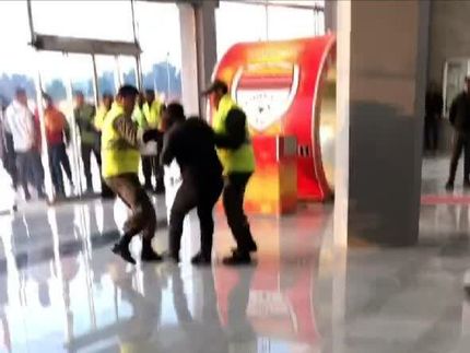 خبرنگاران را به بازی فولاد و پرسپولیس راه ندادند!