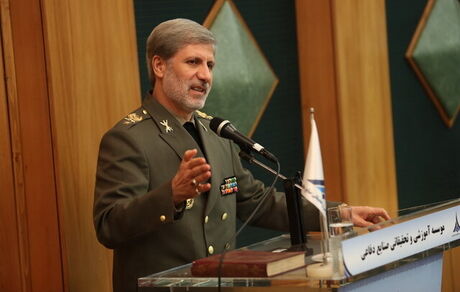 وزیر دفاع: امروز عرصه ی اقتصادی میدان واقعی مبارزه است