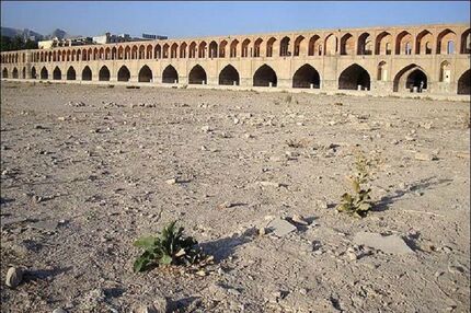 عذرخواهی وزیر نیرو از کشاورزان اصفهانی