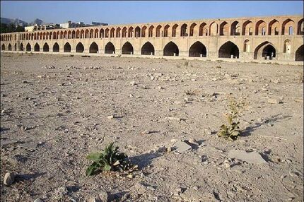 عذرخواهی وزیر نیرو از کشاورزان اصفهانی