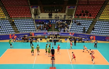 لیگ برتر والیبال: صدرنشین به سختی در ارومیه پیروز شد / پیکان و شهرداری ارومیه روی دور ناکامی