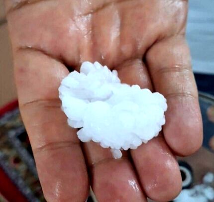 بارش تگرگ ۲۰۰ گرمی در خوی، وحشت آفرید