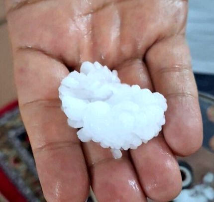 بارش تگرگ ۲۰۰ گرمی در خوی، وحشت آفرید