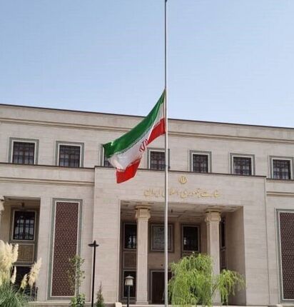 پرچم ایران در نمایندگی‌های خارج کشور نیمه افراشته شد