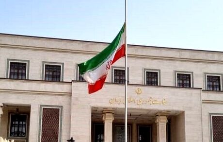 پرچم ایران در نمایندگی‌های خارج کشور نیمه افراشته شد