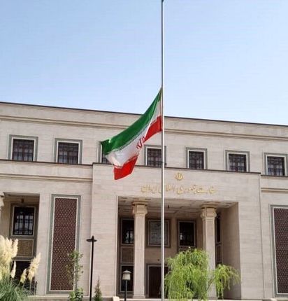 پرچم ایران در نمایندگی‌های خارج کشور نیمه افراشته شد
