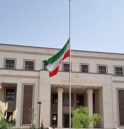 پرچم ایران در نمایندگی‌های خارج کشور نیمه افراشته شد