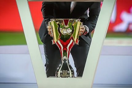رونمایی از جام قهرمانی پرسپولیس در لیگ نوزدهم/ وعکس