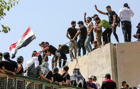 تظاهرات دوباره حامیان صدر در بغداد/ معترضان وارد ساختمان پارلمان عراق شدند