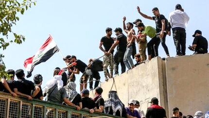 تظاهرات دوباره حامیان صدر در بغداد/ معترضان وارد ساختمان پارلمان عراق شدند