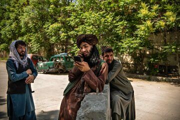 طالبان، فلش مموری‌ها در افغانستان را جمع کرد / دلیل: گوش دادن به موسیقی!