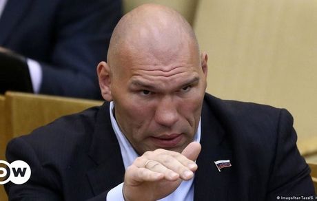 روسیه، قهرمان سابق بوکس جهان را هم به سربازی فراخواند