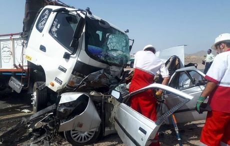 ۱۹ مصدوم در تصادف کامیون و مینی‌بوس در استان قم
