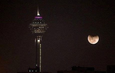 همزمان با ساعت زمین، چراغ‌های برج میلاد خاموش می‌شود