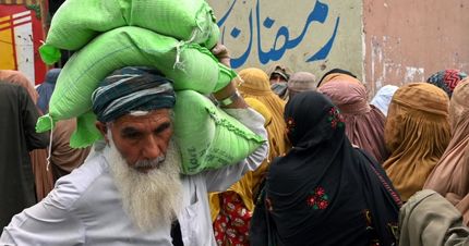 جان باختن ۵ پاکستانی در صف دریافت آرد رایگان