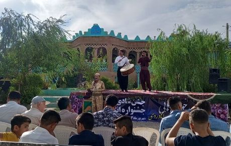 اولین جشنواره انگور روستای چقاخزان برگزار شد.