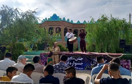 اولین جشنواره انگور روستای چقاخزان برگزار شد.