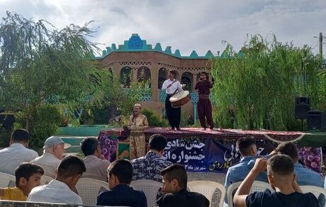 اولین جشنواره انگور روستای چقاخزان برگزار شد.
