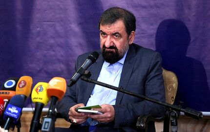  محسن رضایی: دستمان روی ماشه است