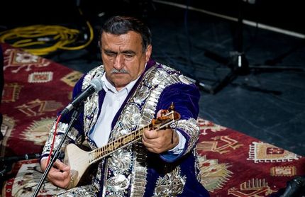 دولتمند خالف در برج میلاد می‌خواند