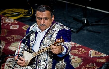 دولتمند خالف در برج میلاد می‌خواند