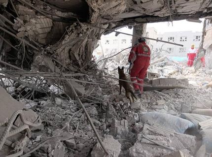 نجات ۸۰۰ مصدوم زنده از زیر آوار در پی حملات هوایی در شهر تهران 