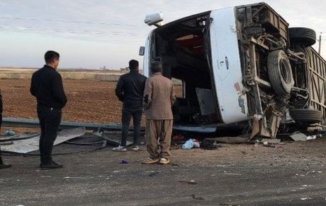 مصدومیت چندین مسافر بر اثر واژگونی اتوبوس تهران - سنندج