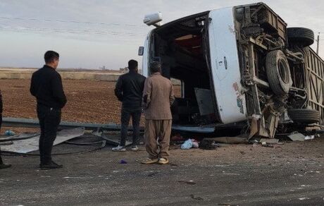 مصدومیت چندین مسافر بر اثر واژگونی اتوبوس تهران - سنندج