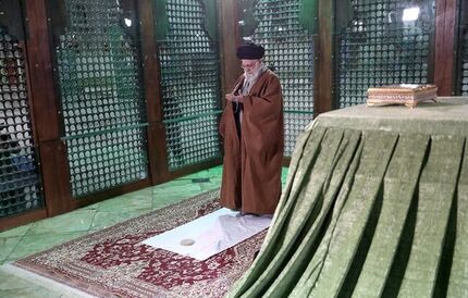 در آستانه دهه مبارک فجر: حضور رهبر انقلاب در حرم امام و گلزار شهدا