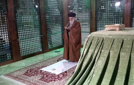 در آستانه دهه مبارک فجر: حضور رهبر انقلاب در حرم امام و گلزار شهدا