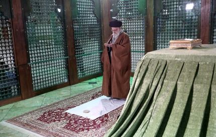 در آستانه دهه مبارک فجر: حضور رهبر انقلاب در حرم امام و گلزار شهدا