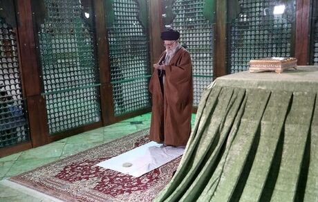 در آستانه دهه مبارک فجر: حضور رهبر انقلاب در حرم امام و گلزار شهدا