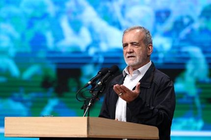 پزشکیان: نمی‌شود با روند فعلی مملکت را اداره کرد / باید دست به دست هم دهیم