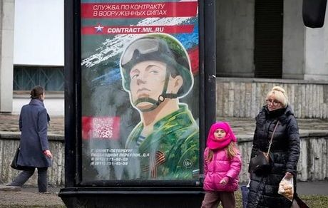 دولت روسیه در حال ترغیب مردان برای حضور در میدان جنگ