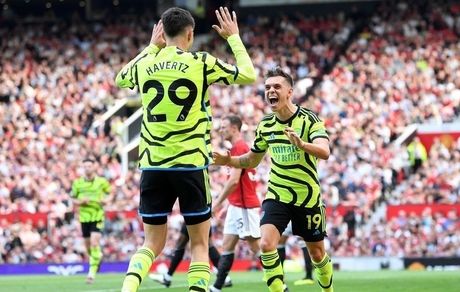 آرسنال با شکست منچستریونایتد دوباره صدرنشین شد