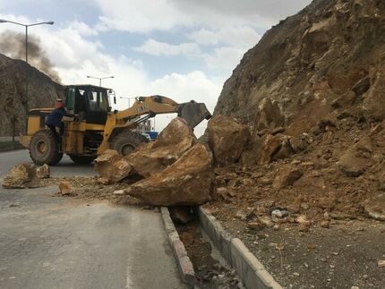 انسداد آزادراه قزوین–رشت بدلیل ریزش کوه