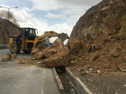 انسداد آزادراه قزوین–رشت بدلیل ریزش کوه