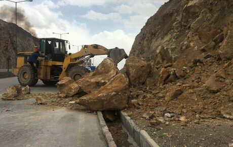 انسداد آزادراه قزوین–رشت بدلیل ریزش کوه