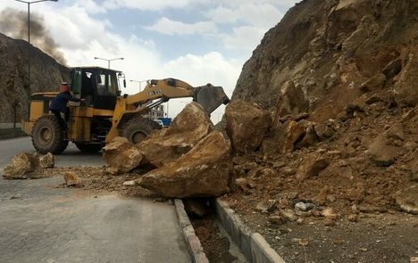 انسداد آزادراه قزوین–رشت بدلیل ریزش کوه