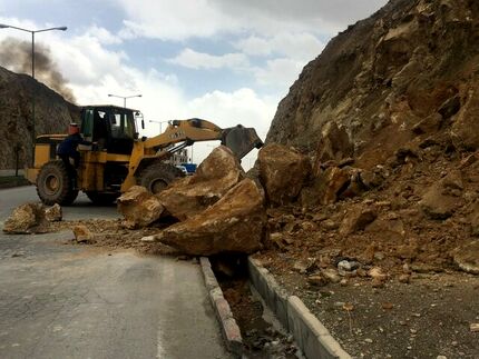 انسداد آزادراه قزوین–رشت بدلیل ریزش کوه