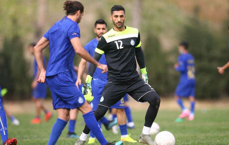 رشید مظاهری هنوز حق بازی کردن برای استقلال را ندارد