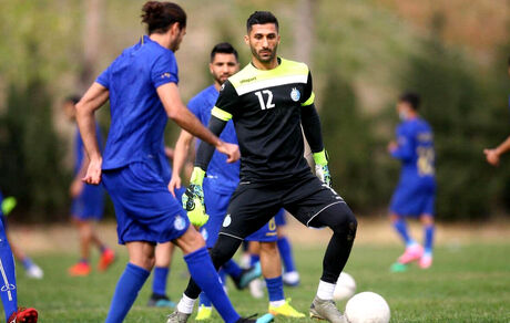 رشید مظاهری هنوز حق بازی کردن برای استقلال را ندارد
