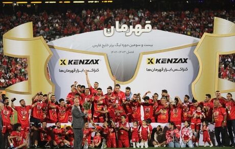 تاج، جام قهرمانی را به پرسپولیس داد