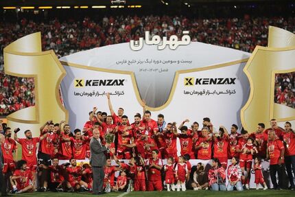 تاج، جام قهرمانی را به پرسپولیس داد