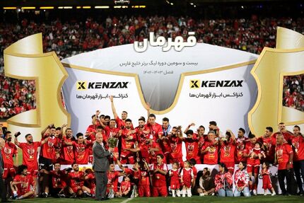 تاج، جام قهرمانی را به پرسپولیس داد