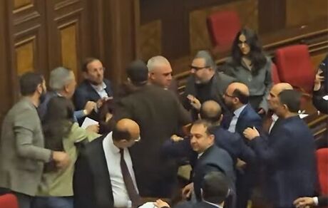 درگیری و زدوخورد توسط قانونگذاران، پارلمان ارمنستان را تعطیل کرد
