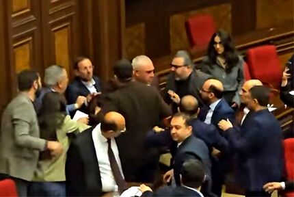 درگیری و زدوخورد توسط قانونگذاران، پارلمان ارمنستان را تعطیل کرد